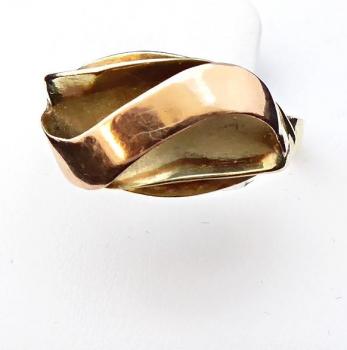 Gold ring with ripple, yellow and rose gold