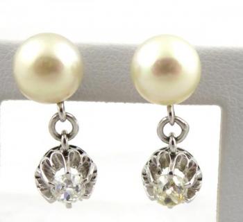 Gold earrings with diamonds and sea pearls