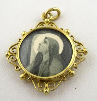 Gilded silver medallion with Virgin Mary and Jesus