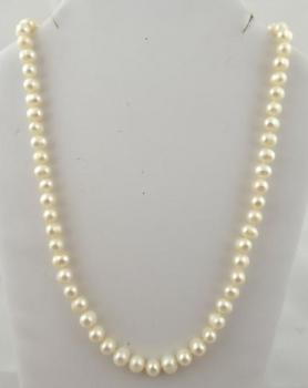 Necklace with fresh water pearls