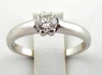 White gold ring with diamond 0,40 ct