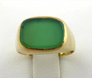 Gold ring with natural chrysoprase