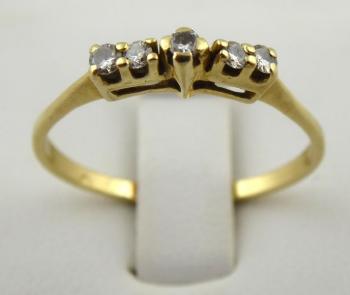 123. GOLD RING WITH FIVE DIAMONDS