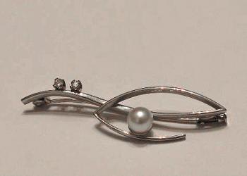 Brooch with pearl