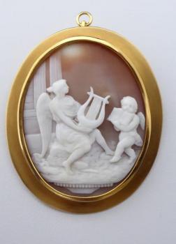 Gold brooch and hinge, with a large cameo Gold brooch and hinge, with a large cameo