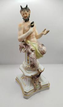 Porcelain Figurine - painted porcelain - 1900 Porcelain Figurine - painted porcelain - 1900