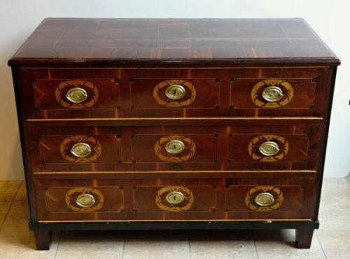 Inlaid chest of drawers in the yew veneer- Clas Inlaid chest of drawers in the yew veneer- Clas