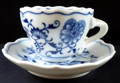 Mocha cup onion pattern - Meissner Ofen-und Porzel Mocha cup onion pattern - Meissner Ofen-und Porzel