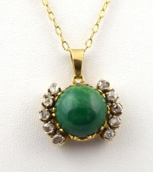 Gold pendant with 10 diamonds and natural jadeite Gold pendant with 10 diamonds and natural jadeite
