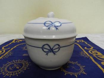 Box - porcelain - 1835 Box - porcelain - 1835