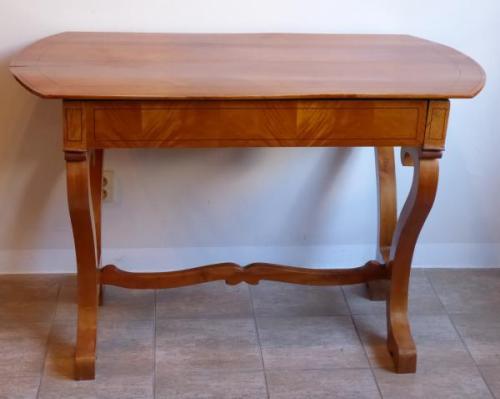 Biedermeier table in cherry veneer Biedermeier table in cherry veneer