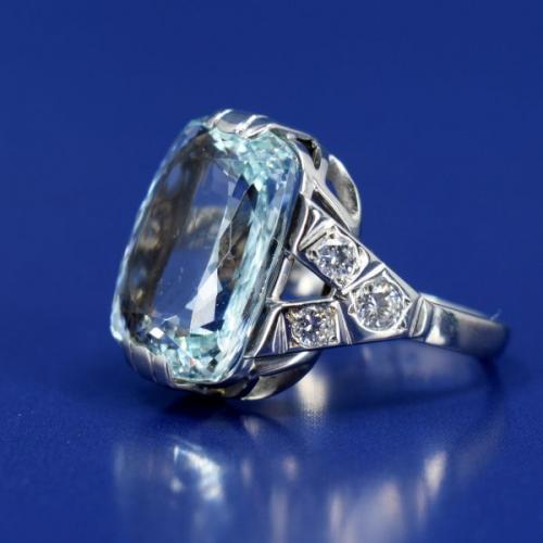Au 585/1000/ 7.85 g, aquamarine 12.6 ct, brilliant-cut diamonds approx. 0.42 ct Au 585/1000/ 7.85 g, aquamarine 12.6 ct, brilliant-cut diamonds approx. 0.42 ct