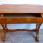 Biedermeier table in cherry veneer Biedermeier table in cherry veneer