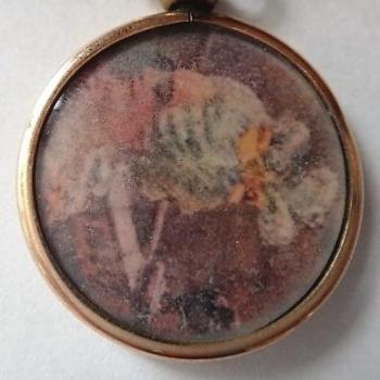 Gold-plated round pendant - opening Gold-plated round pendant - opening