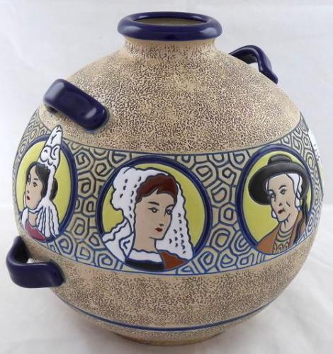 Large Art Nouveau vase with portraits - Imperial A Large Art Nouveau vase with portraits - Imperial A