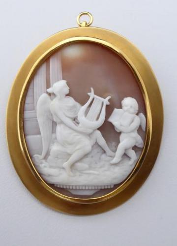 Gold brooch and hinge, with a large cameo Gold brooch and hinge, with a large cameo