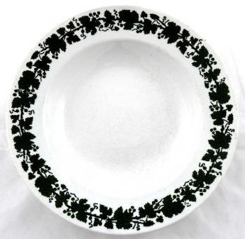 Plate with wreath of vine leaves Plate with wreath of vine leaves
