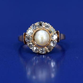 Gold ring with pearl Gold ring with pearl
