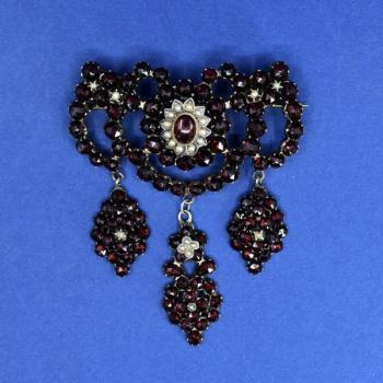 Brooch with Garnet - metal, River pearls - 1870 Brooch with Garnet - metal, River pearls - 1870