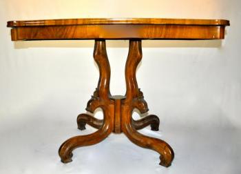 Table - walnut veneer - 1860 Table - walnut veneer - 1860