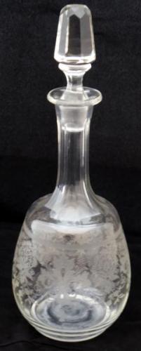 Carafe with etched decor Carafe with etched decor