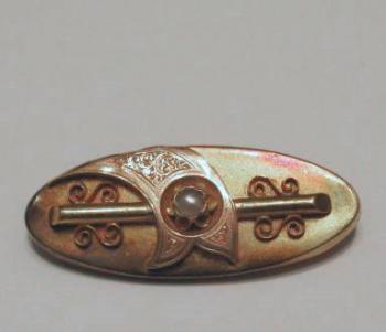 Gold brooch with pearl Gold brooch with pearl