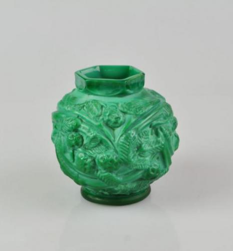 Vase - pressed glass, Malachite - manufactured Curt Schlevogt, design Artur Plewa - 1935 Vase - pressed glass, Malachite - manufactured Curt Schlevogt, design Artur Plewa - 1935