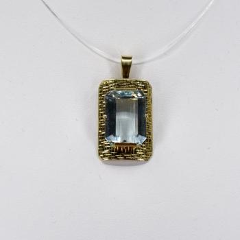 Gold pendant with aquamarine Gold pendant with aquamarine