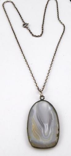 Silver chain and pendant with agate Silver chain and pendant with agate