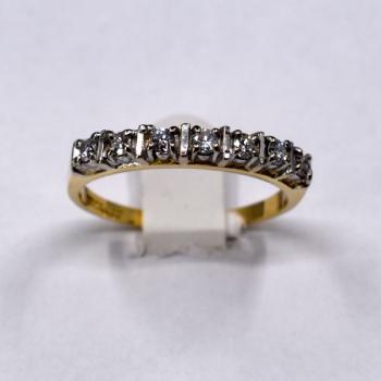 Gold ring with brilliant-cut diamonds Gold ring with brilliant-cut diamonds