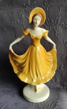 Ceramic Figurine - Woman - 1930 Ceramic Figurine - Woman - 1930