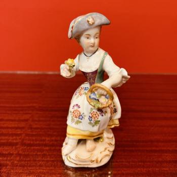 Porcelain Girl Figurine - Míšeň - 1880 Porcelain Girl Figurine - Míšeň - 1880
