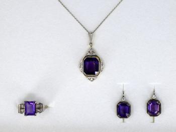 Gold set with amethysts