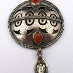 Round pendant with carnelians and chain