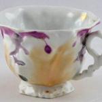 Coloured cup with embossed leaves - Elbogen, Haidi