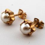Earrings made of golden metal, with pearls