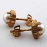 Earrings made of golden metal, with pearls