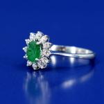 Gold ring with brilliant cut diamonds and emerald