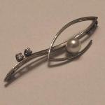 Brooch with pearl