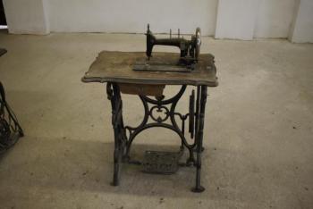 Sewing machine - 1900