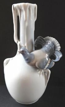 Vase with ornamental pigeon - Ilmenau, Mezler & Or