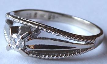 Ring made of white gold with brilliant