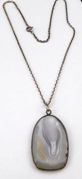 Silver chain and pendant with agate