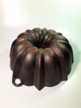 bundt cake pan - cast iron - 1900