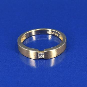 Gold modern ring with diamond