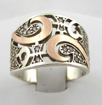 Silver and gilded ring with ornaments