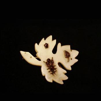Brooch with nacre