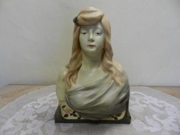 Porcelain Figurine - porcelain - 1900