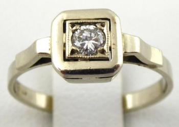 White gold ring with natural diamond