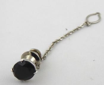 131. SILVER TIE BROOCH WITH ONYX